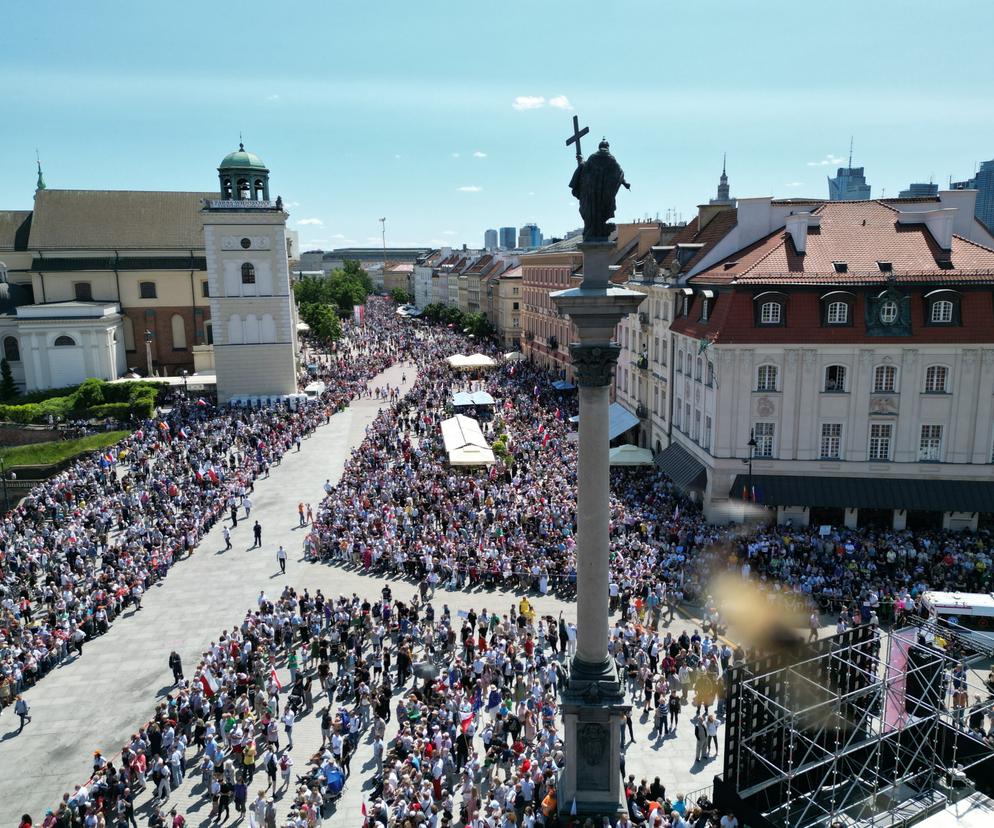 Tłumy na ulicach Warszawy! Trwa marsz 4 czerwca! [ZDJĘCIA]