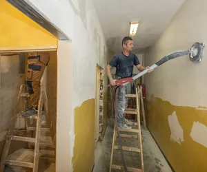 Bielsko-Biała: Trwa remont pomieszczeń socjalnych w Wapienicy. W budynku mieszka obecnie kilkudziesięciu Ukraińców