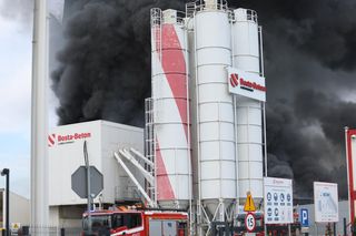 Pożar w Siemianowicach Śląskich opanowany. Co z zanieczyszczeniem powietrza i wód?