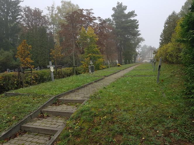 Zrobiliśmy spacer po białostockich nekropoliach. Sprawdź w jakim stanie są nagrobki historycznych postaci [ZDJĘCIA]