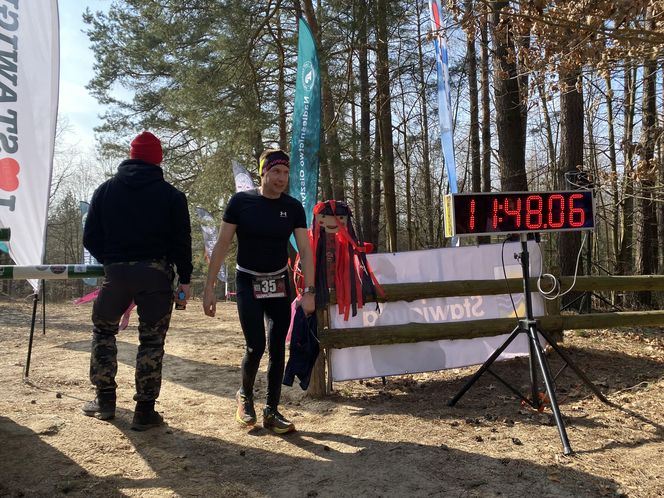 Biegli, aż na trasie został jeden zawodnik. Ponad 60 śmiałków na starcie zawodów pod Olsztynem