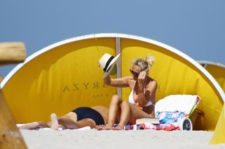 Jan Englert z żoną i ćorką w Juracie