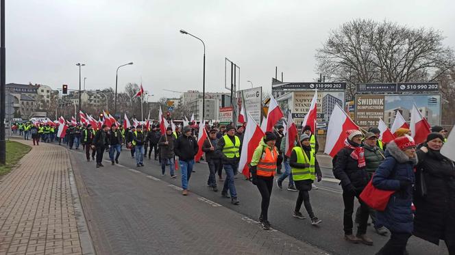 Protest rolników w woj. lubelskim. Rolnicy w Lublinie rozpoczęli przemarsz. Mamy zdjęcia!