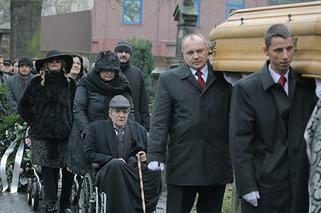 Krew z krwi 2 sezon odc. 8 - opis, streszczenie: Pogrzeb Wiktora Roty