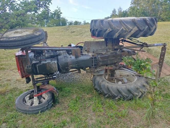 Lubinka. Nie żyje 78-latek przygnieciony przez traktor. Wykonał niefortunny skok
