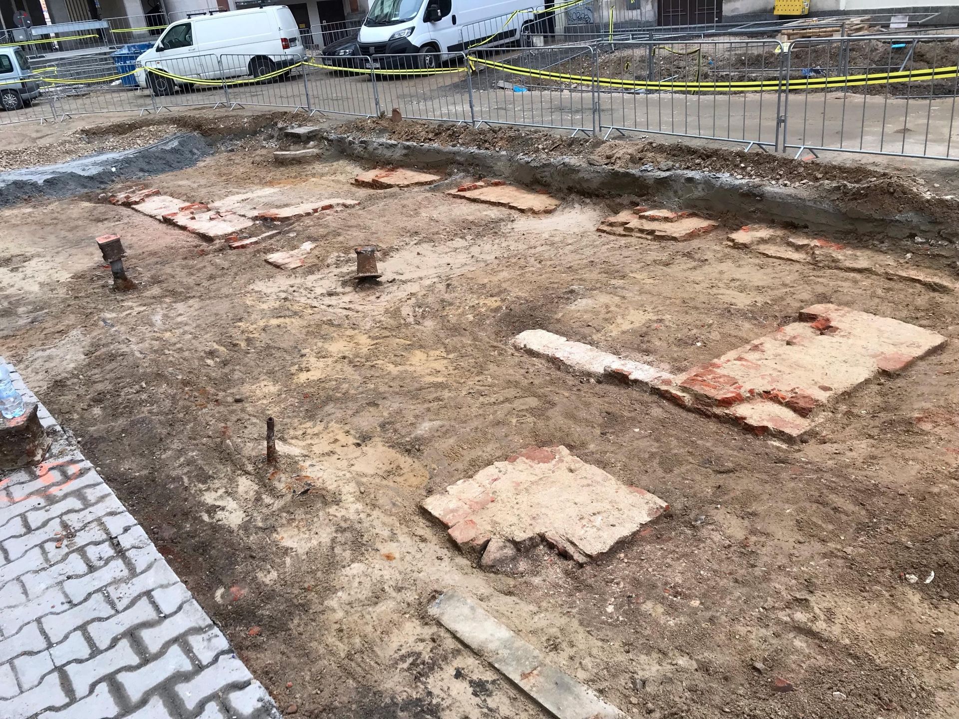 Odkryte mury dawnego Szpitala Dzieciątka Jezus na ul. Sienkiewicza w Warszawie