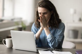 Jak radzić sobie z wojennymi wiadomościami? Ekspertka mówi, jak się bronić przed lękiem i bezsilnością