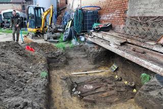 Trzy ciała w mogile pod domem