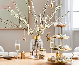 Wielkanocny stół pięknie nakryty - w złotym blasku