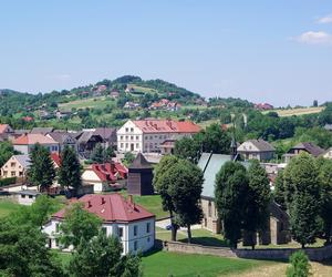 To jedno z najmniejszych miast na mapie Małopolski. Można w nim podziwiać sławny zamek