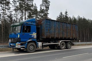 Pościg za kradzioną ciężarówką na Mazurach. Kierowca był osobą zaginioną