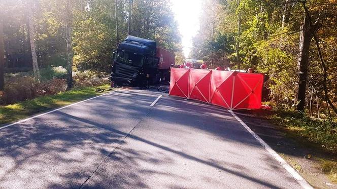 Koszmarny wypadek w Katowicach. Kobieta wjechała wprost pod ciężarówkę z węglem