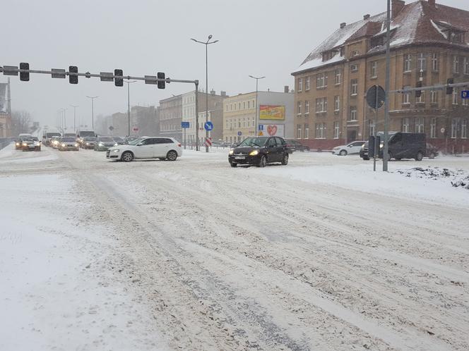 Kolejny atak zimy tej zimy w Lesznie. Miasto zasypane śniegiem