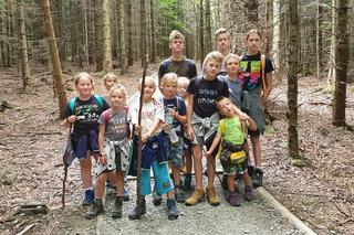 Autobus 15-osobowej rodziny zastępczej z Zabrza spłonął w drodze. Z pomocą przyszli dobrzy ludzie