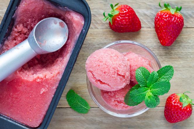 Sorbet truskawkowy z winem i miętą