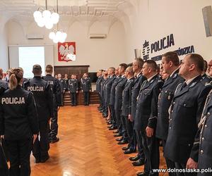 Nowi funkcjonariusze we Wrocławiu. Ponad połowa to policjantki! [ZDJĘCIA]