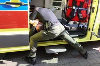 Odpowiedź na bandyckie ataki na ratowników medycznych w Warszawie. Przeszli ostre szkolenie