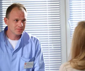 Na Wspólnej, odcinek 3663: Kamil uratuje matkę Anny Kolendy! Powie mu o dziecku? 