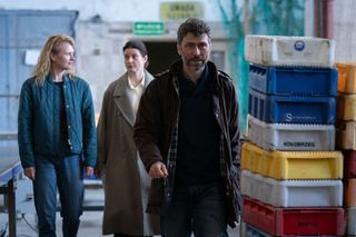 Profilerka sezon 2 - odcinek 10 streszczenie. W czasie rewizji w domu Rekowskich Jarek znika. Max Budzisz proponuje Reginie awans