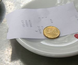 Taki napiwek powinno się zostawiać w restauracji. Kwota, która nie obrazi obsługi 