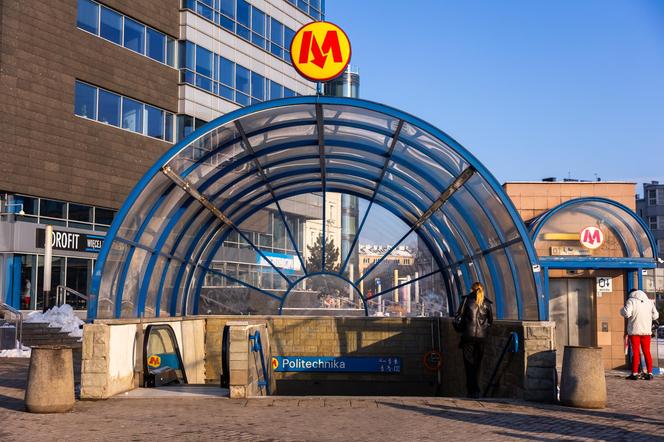 Metro w Warszawie – wejście na stację Politechnika na M1