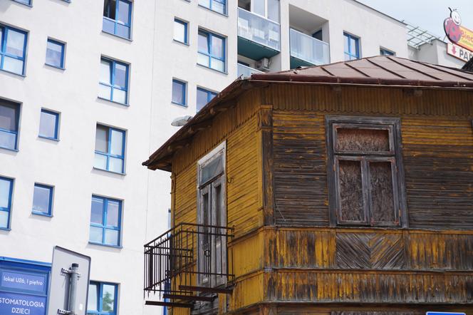 Drewniany zabytkowy dom w centrum Białegostoku. To część "Kwartału Kaczorowskiego" przy ul. Mazowieckiej