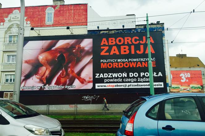 Billboard z drastycznym zdjęciem martwego płodu przy rondzie Śródka