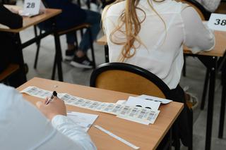 Ile trwa egzamin ósmoklasisty 2020 z polskiego, matematyki i języków obcych? [GODZINY]