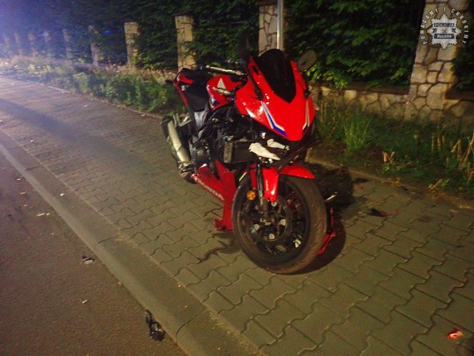 Wypadek w Żarkach: 19-letni motocyklista walczy o życie. Kierowca nie spojrzał w lusterka