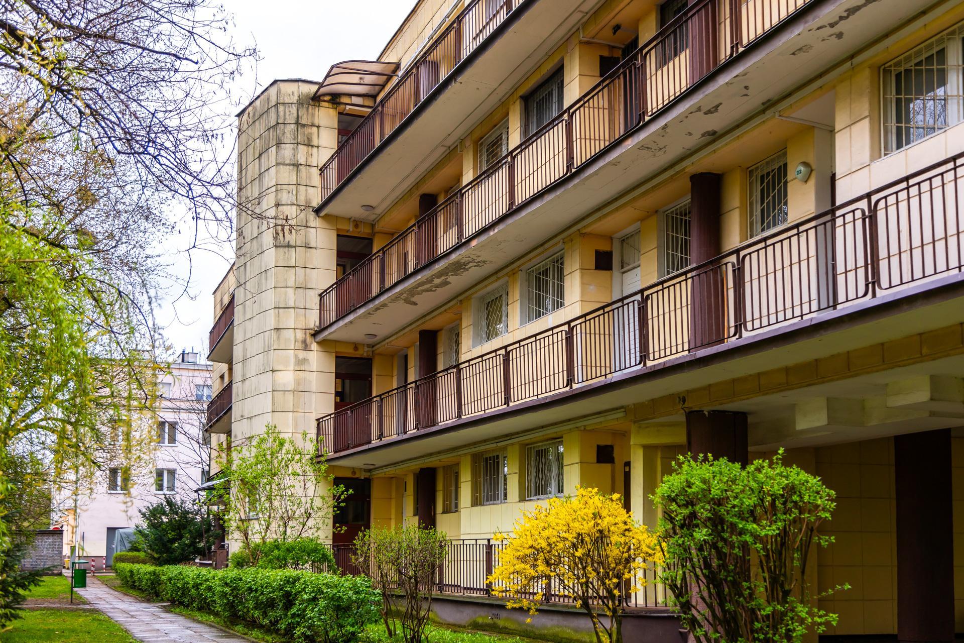 Osiedle WSM Koło II w Warszawie - zdjęcia. Pablo Picasso na ścianie i klatki schodowe typu ser