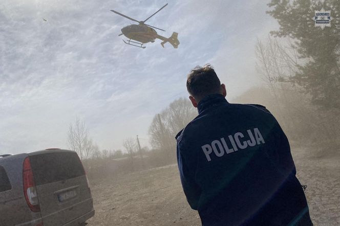 Dramatyczny wypadek podczas wycinki drzewa. 14-latek przygnieciony przez konar. Chłopak walczy o życie