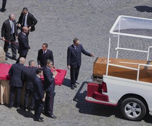 Kondukt żałobny przejechał przez Rzym. Ostatnia droga papieża Franciszka
