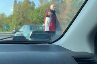 Atak szaleńca na drodze w Katowicach. Wpadł w amok i rozwalał auto stojące w korku WIDEO