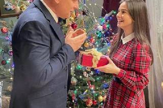 M jak miłość świąteczny odcinek specjalny. Wigilia Mostowiaków.  Artur Rogowski (Robert Moskwa), Basia (Karina Woźniak)