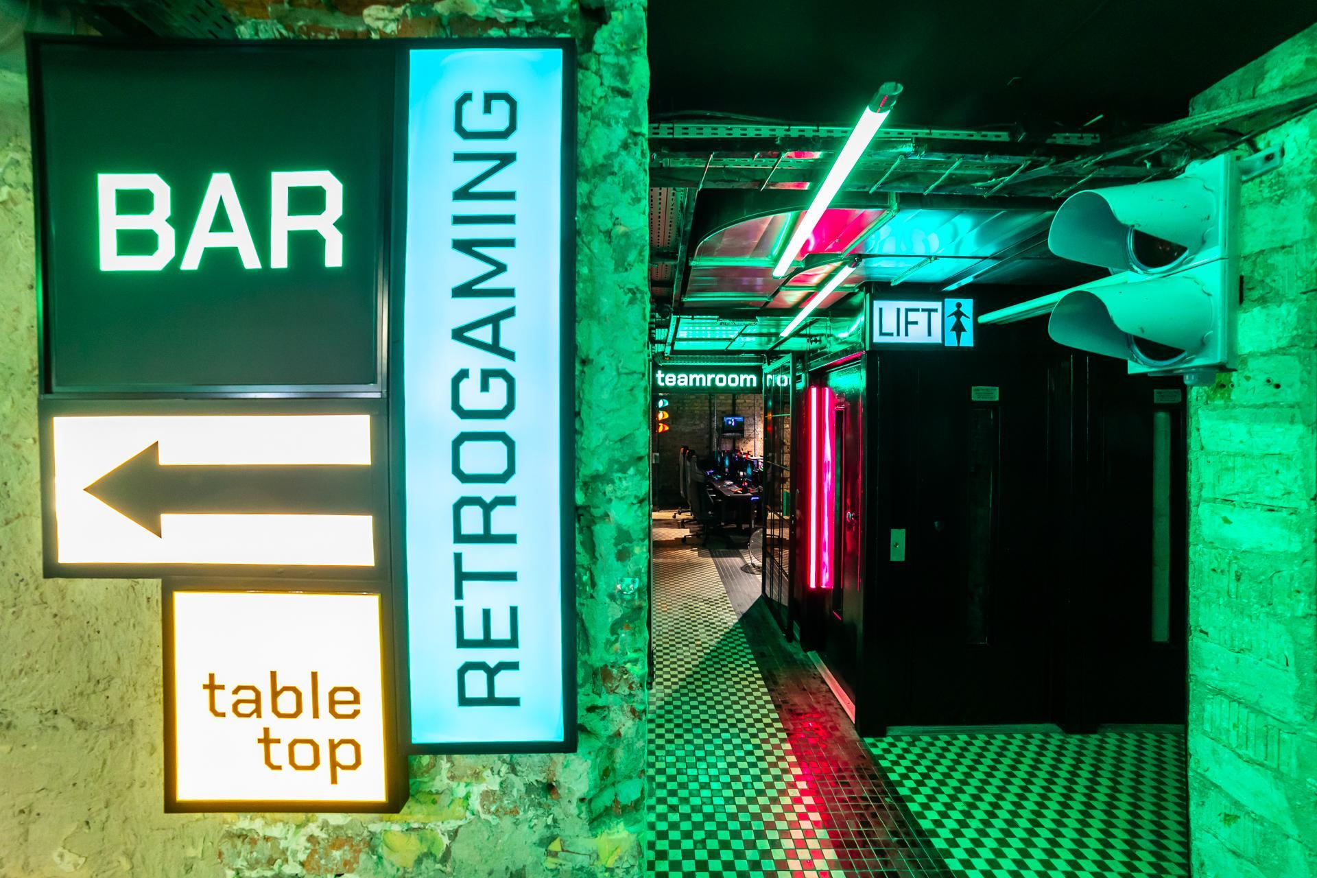 Pub H.4.0.S. Warszawa – drogowskazy