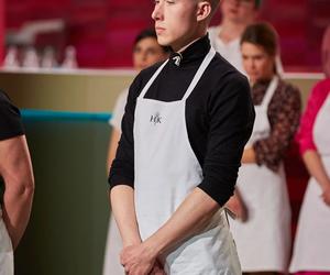  Hubert Jabłoński z czarną bluzą Hell's Kitchen. Kim jest łodzianin?