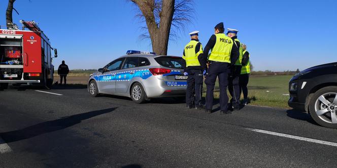 Tragedia pod Nakłem. Kierowca roztrzaskał się na drzewie