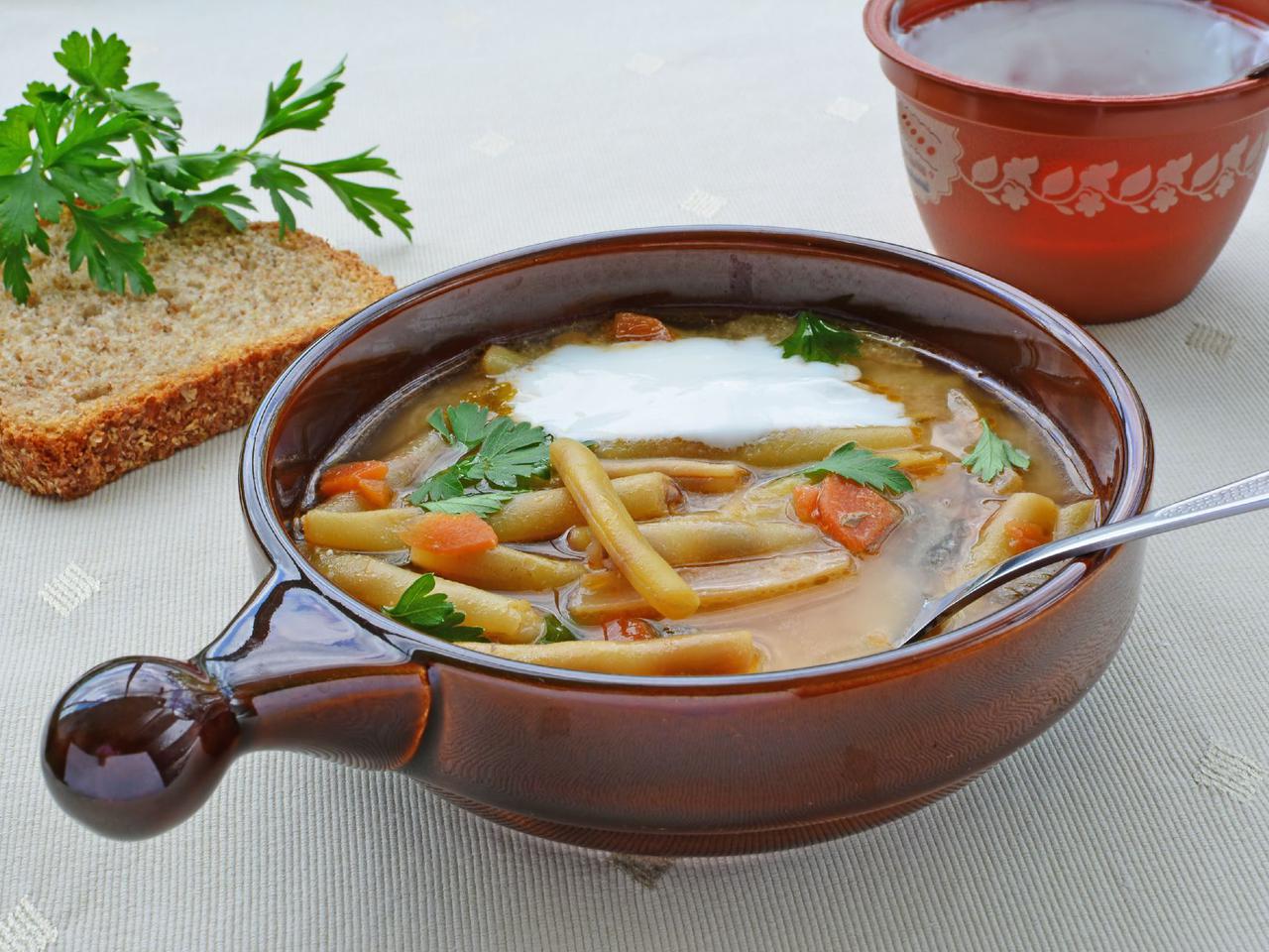 Błyskawiczna zupa z fasolki szparagowej na rosole - idealne danie na poniedziałkowy obiad