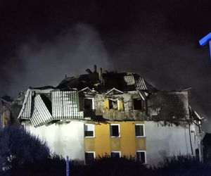Pożar w Ząbkach. Strażacy przeszukują pogorzelisko