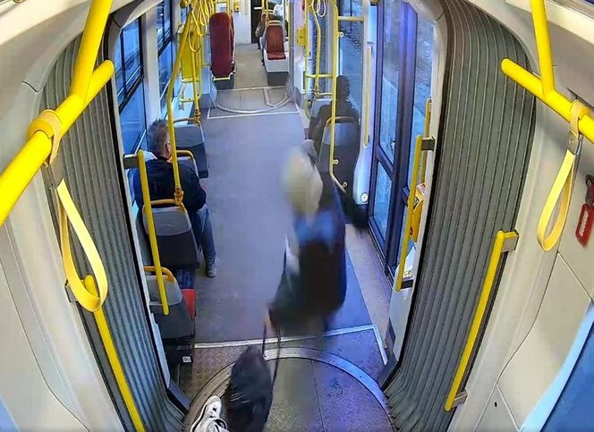 Szokujące sceny z tramwaju w Warszawie. Opublikowano właśnie nagranie. „Trzymaj się mocno”