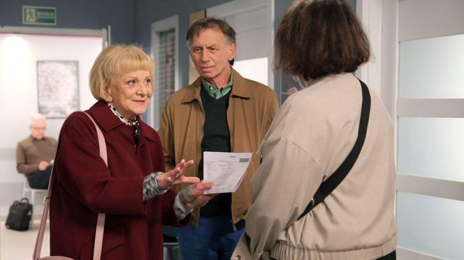 M jak miłość odc. 1816. Marysia (Małgorzata Pieńkowska), Kisielowa (Małgorzata Rożniatowska), Robert Żak (Krzysztof Tyniec)