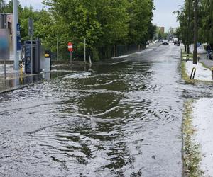 Nawałnica nad Gnieznem. Miasto zalały strumienie wody po ulewie i gradobiciu [ZDJĘCIA].