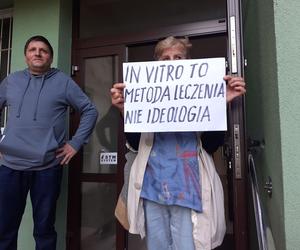 IN VITRO = SIĘ ABORCJA. Pikieta przed Urzędem Miejskim w Starachowicach