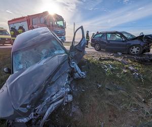 Dramat na drodze! Roztrzaskane auta po czołowym zderzeniu. Wśród rannych jest dziecko