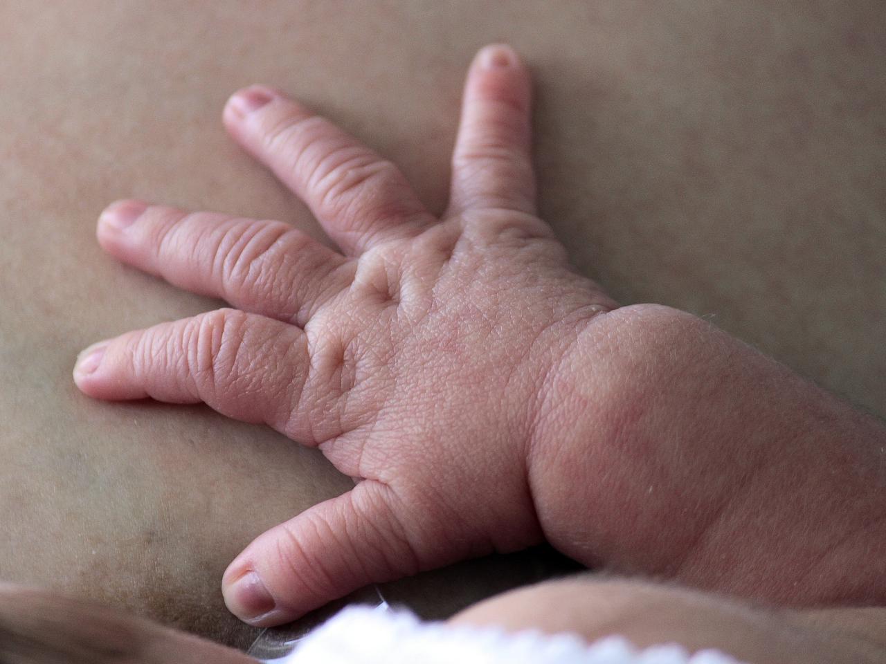 Zaczęła rodzić, ale nie zdążyła na czas do szpitala! Policjanci znaleźli ją w aucie pod Kozienicami