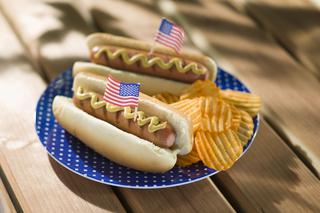 Domowy hot dog po amerykańsku: przepis + WIDEO