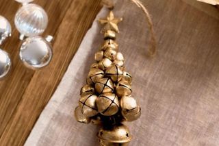 Złote bombki szklane, złote ozdoby choinkowe. 
