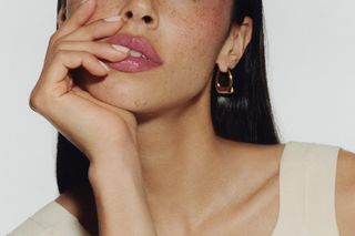 Usta pełne blasku i koloru w najmodniejszych odcieniach lata  i z najwyższą ochroną SPF 50+