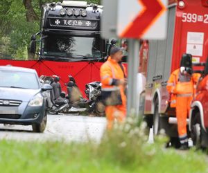 Samochód ciężarowy zderzył się z osobowym autem. Cztery osoby zginęły. Droga zablokowana