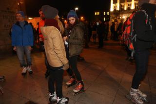 Nightskating. Warszawiacy przejechali stolicę na rolkach [Zdjęcia]